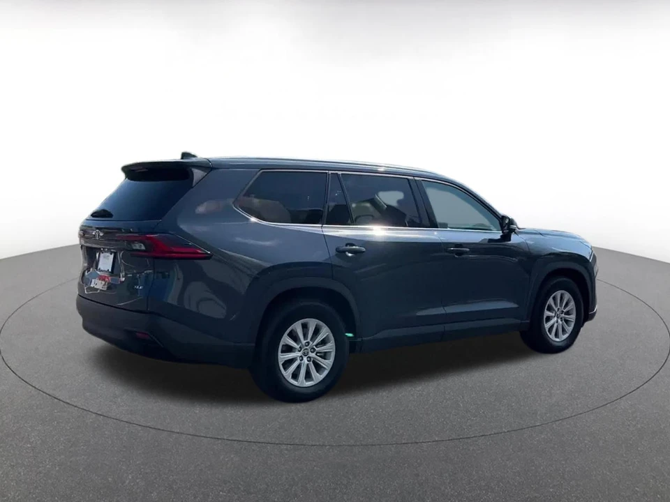 2025 Toyota Highlander - Image 16 of 31