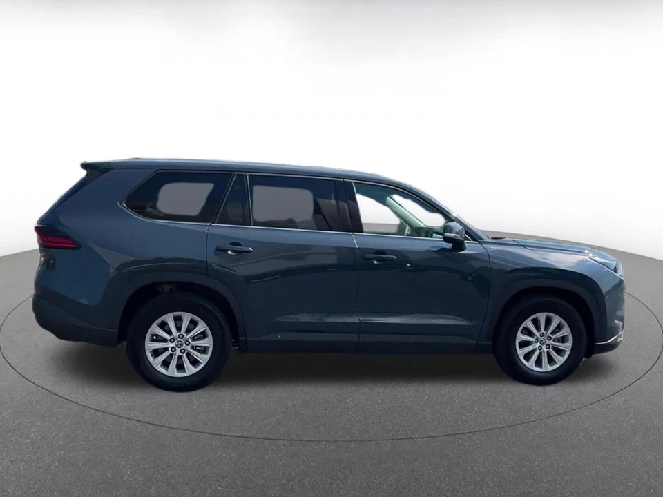 2025 Toyota Highlander - Image 17 of 31