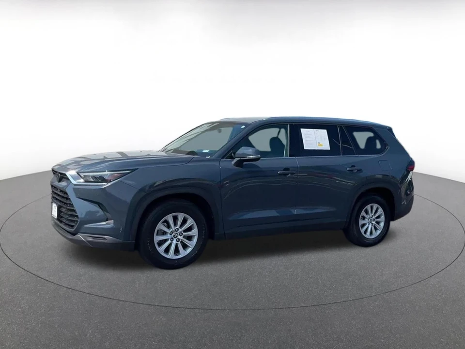 2025 Toyota Highlander - Image 8 of 31