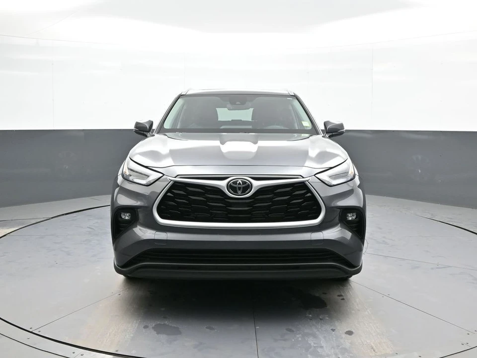 2025 Toyota Highlander - Image 2 of 12