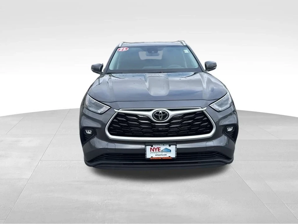 2025 Toyota Highlander - Image 8 of 12