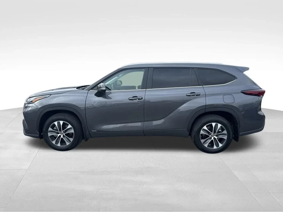 2025 Toyota Highlander - Image 2 of 12