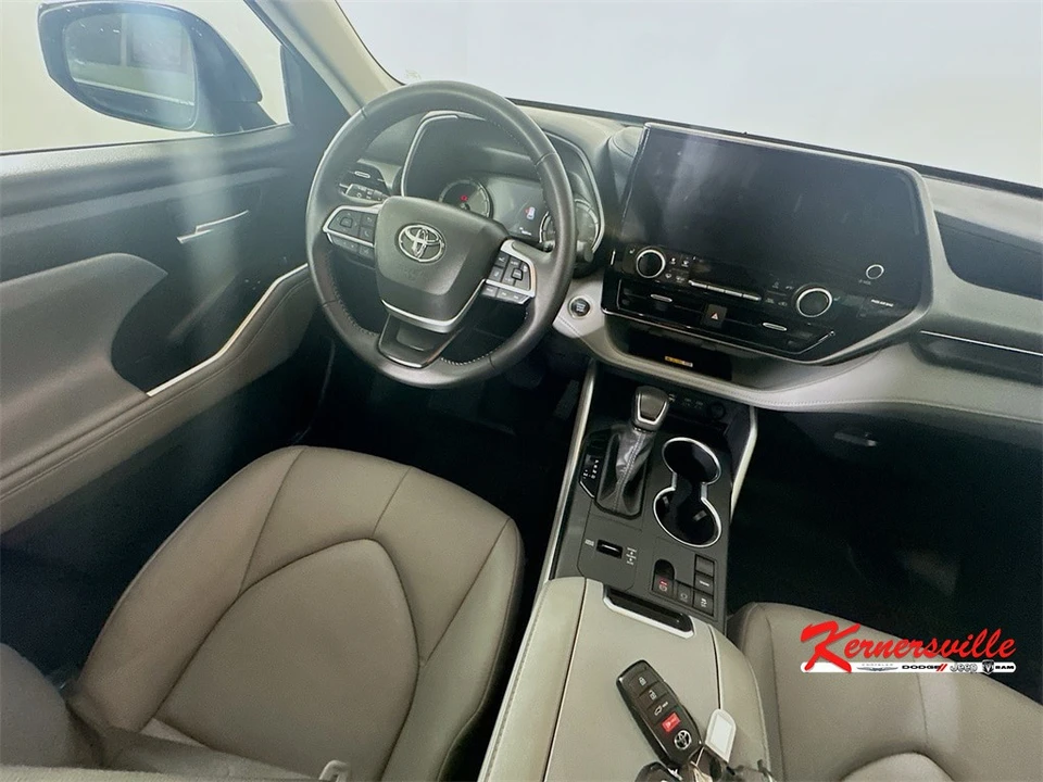 2025 Toyota Highlander - Image 9 of 21