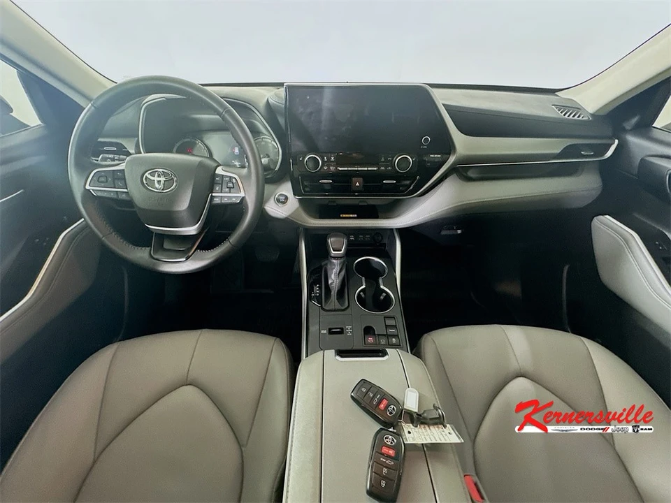 2025 Toyota Highlander - Image 10 of 21