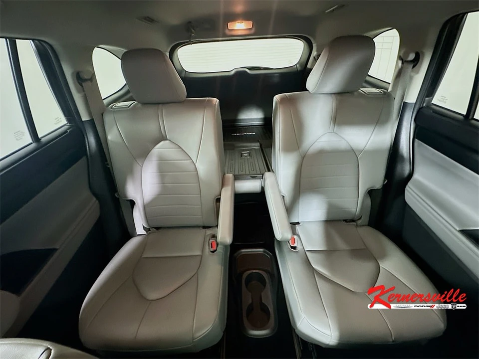 2025 Toyota Highlander - Image 13 of 21