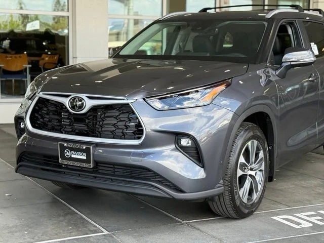 2025 Toyota Highlander - Image 3 of 12
