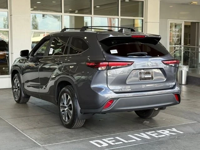2025 Toyota Highlander - Image 9 of 12