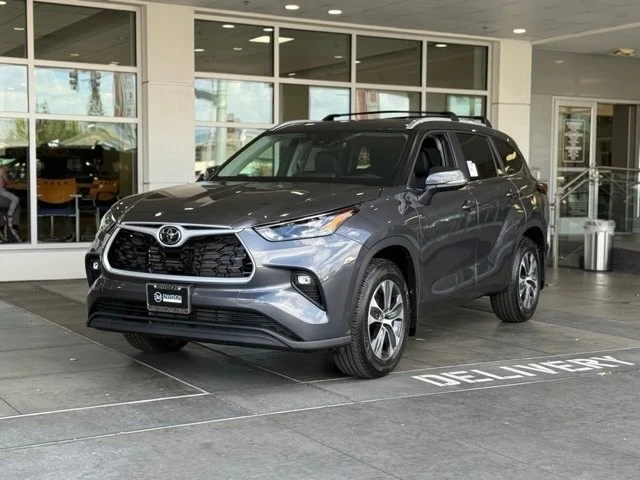 2025 Toyota Highlander - Image 2 of 12