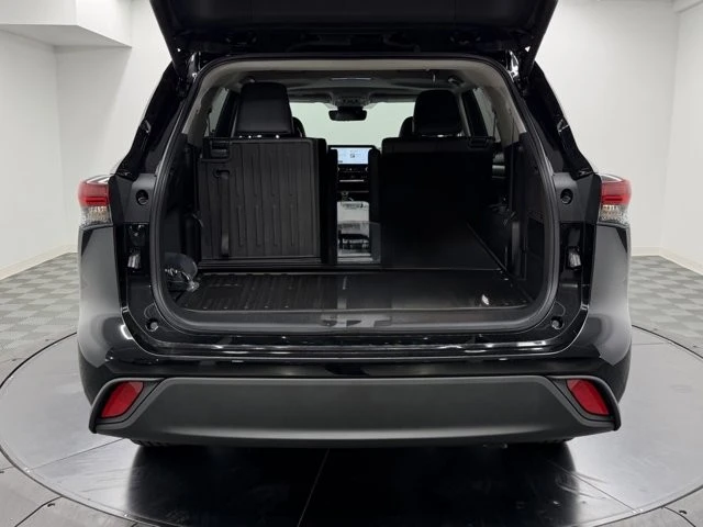 2025 Toyota Highlander - Image 8 of 12