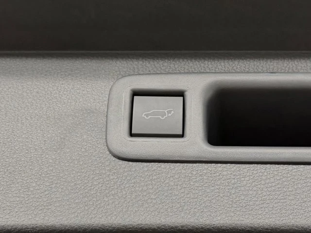 2025 Toyota Highlander - Image 9 of 12