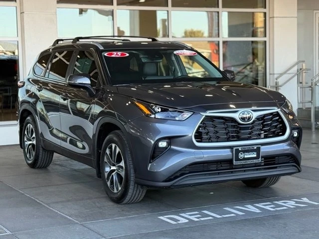 2025 Toyota Highlander - Image 8 of 12