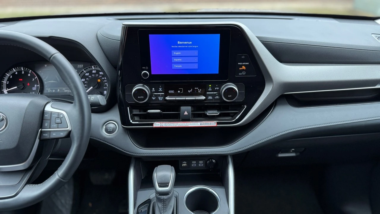 2025 Toyota Highlander - Image 16 of 21
