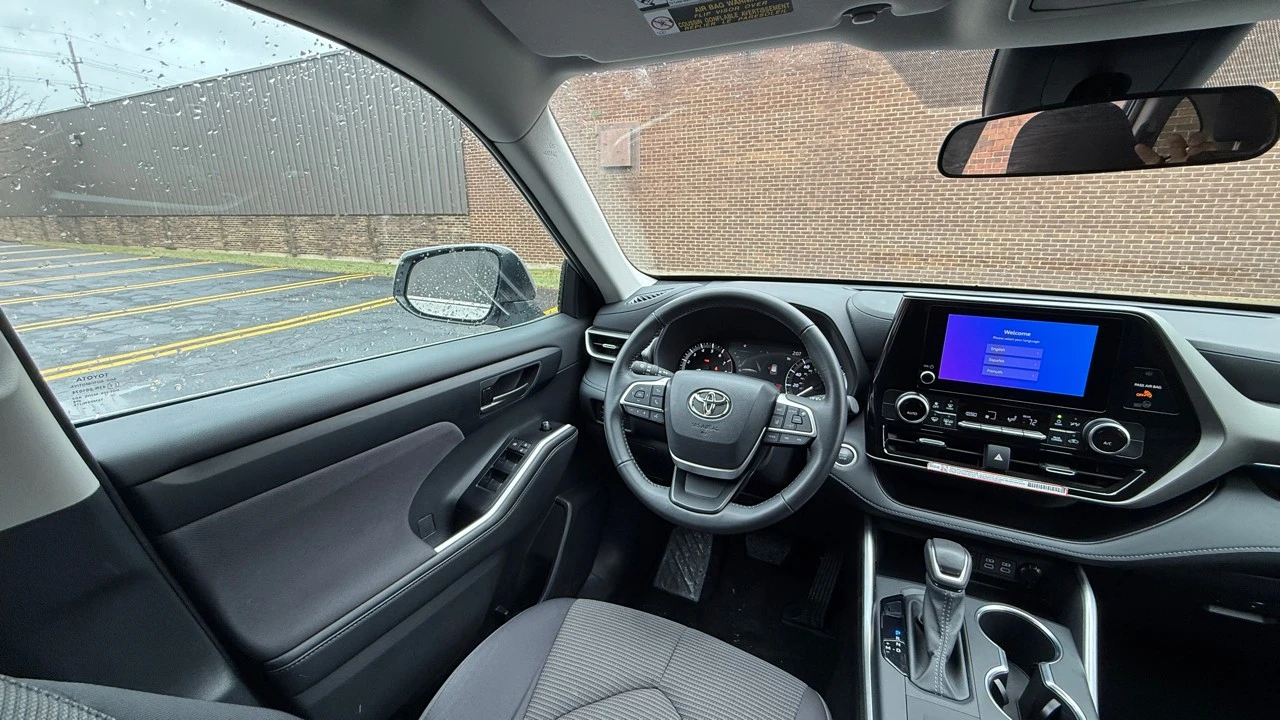 2025 Toyota Highlander - Image 12 of 21