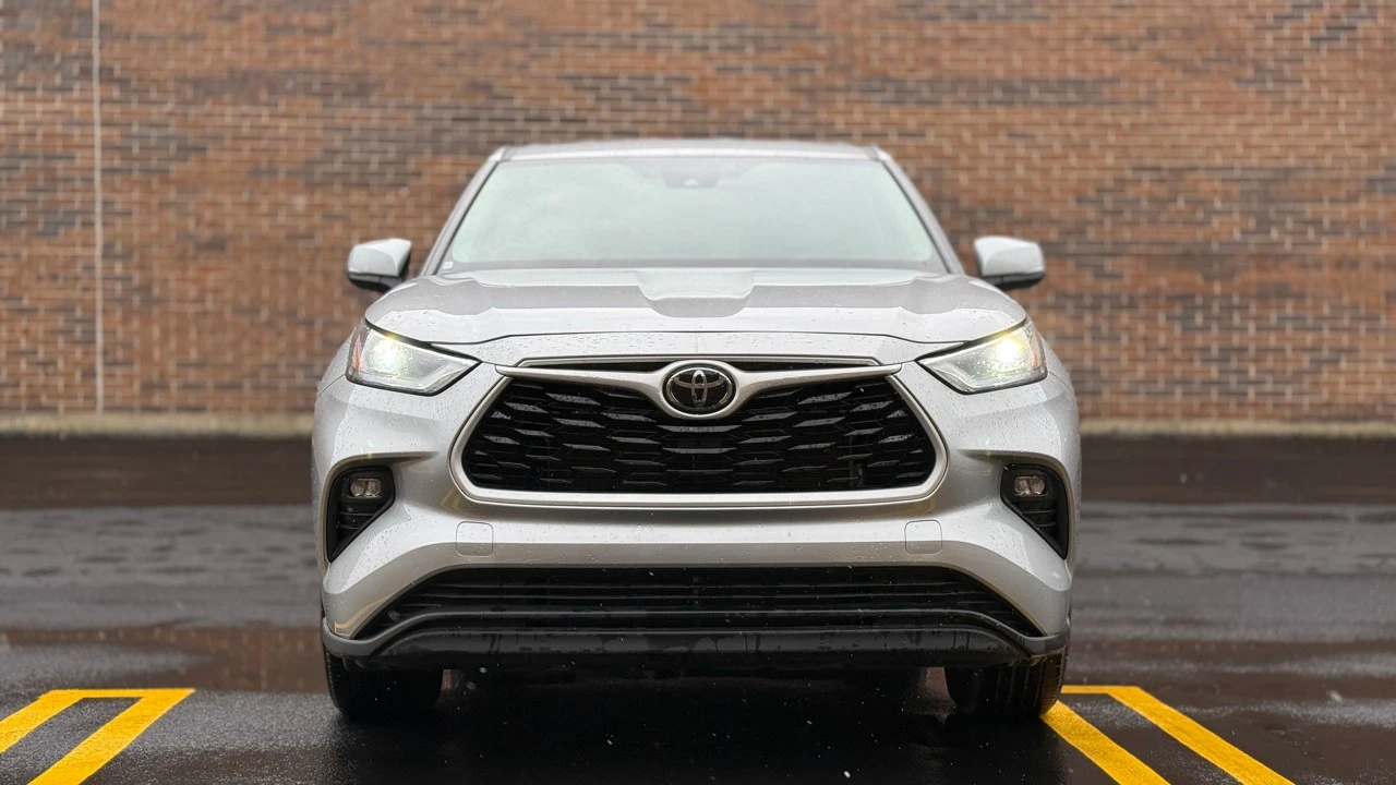 2025 Toyota Highlander - Image 2 of 21