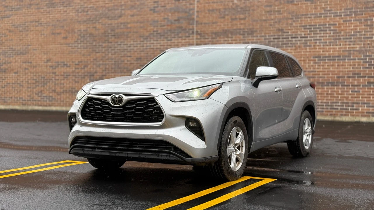 2025 Toyota Highlander - Image 3 of 21