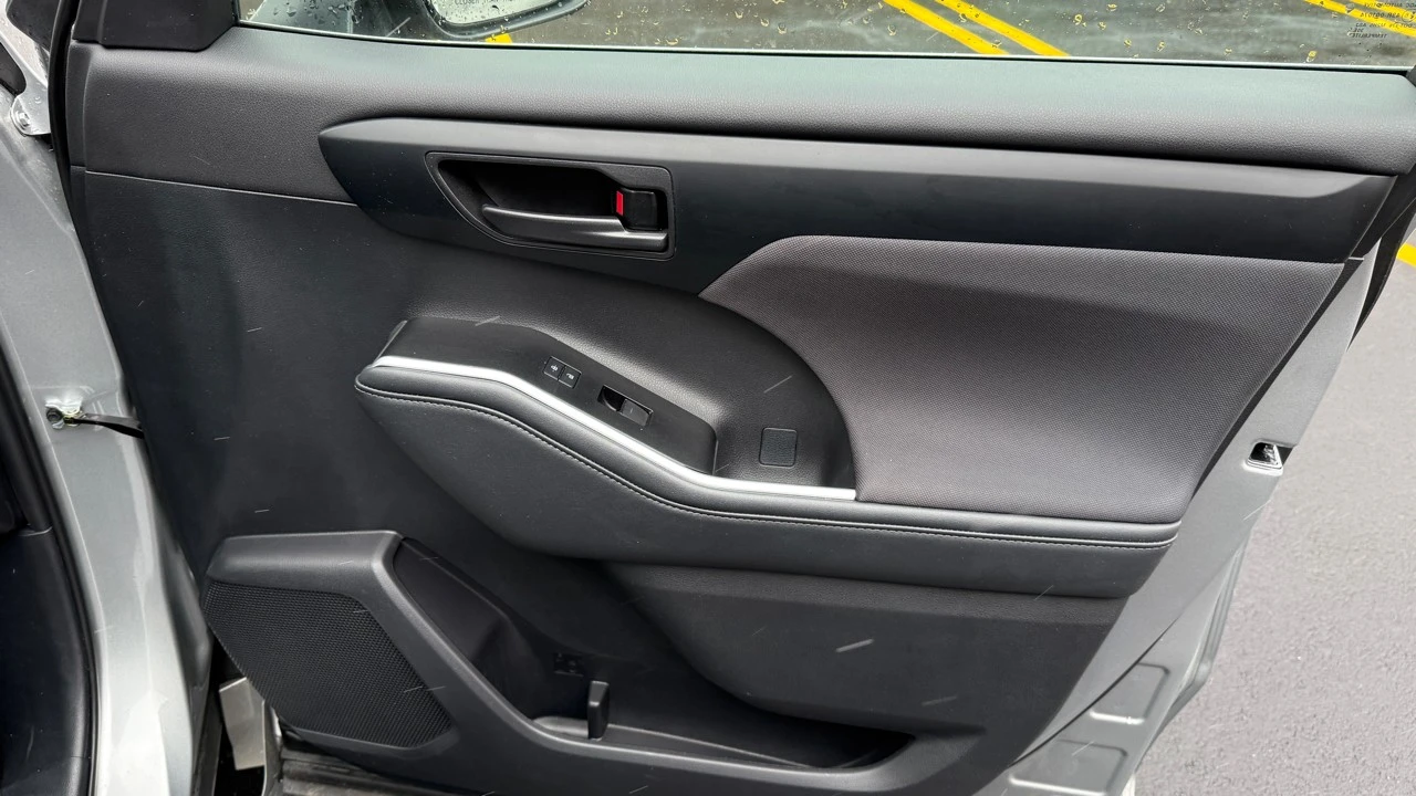 2025 Toyota Highlander - Image 21 of 21