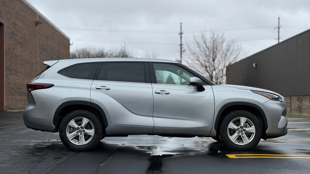 2025 Toyota Highlander - Image 8 of 21