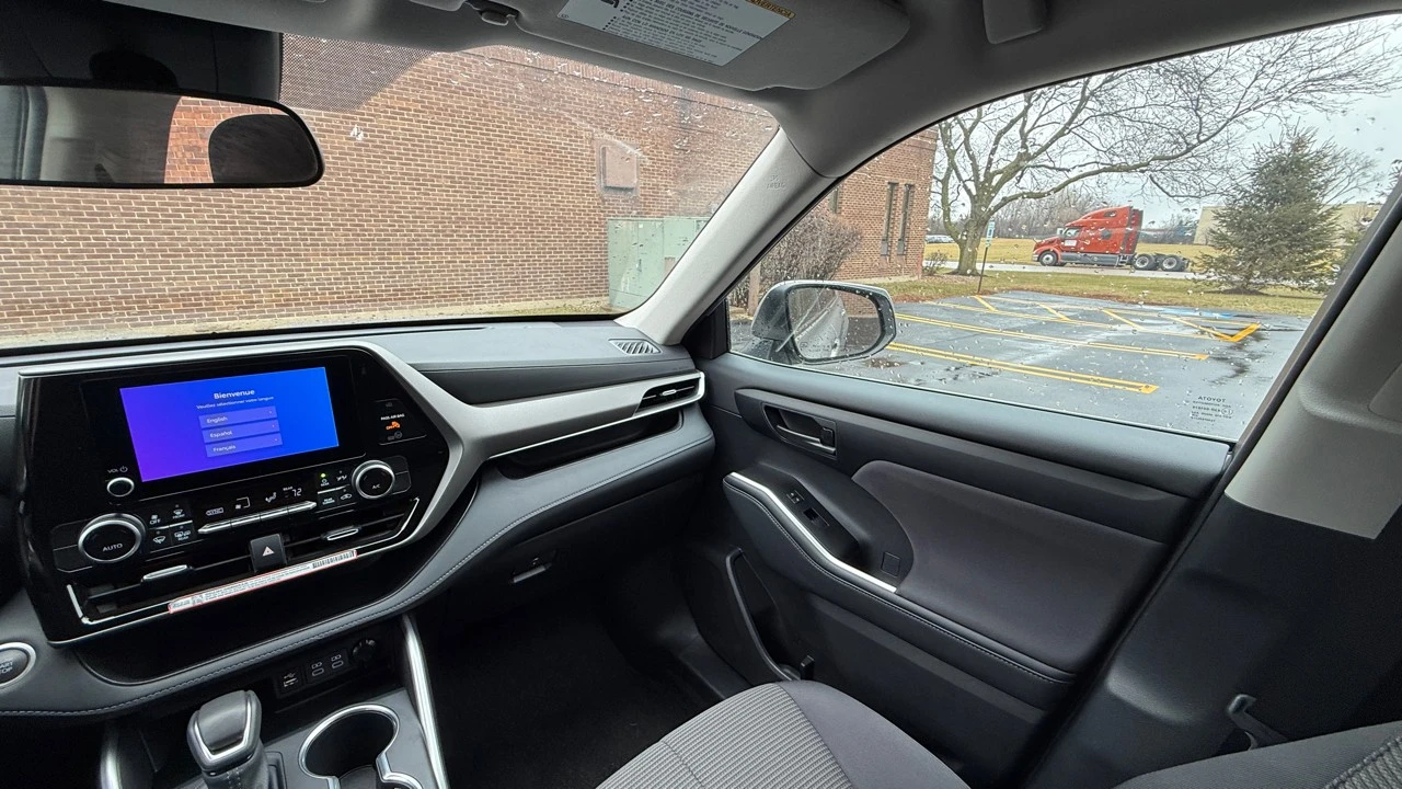 2025 Toyota Highlander - Image 18 of 21