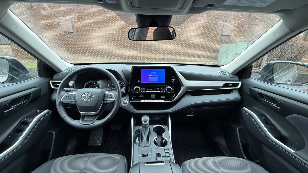 2025 Toyota Highlander - Image 15 of 21