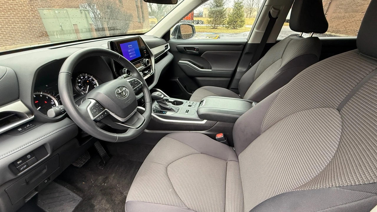 2025 Toyota Highlander - Image 9 of 21
