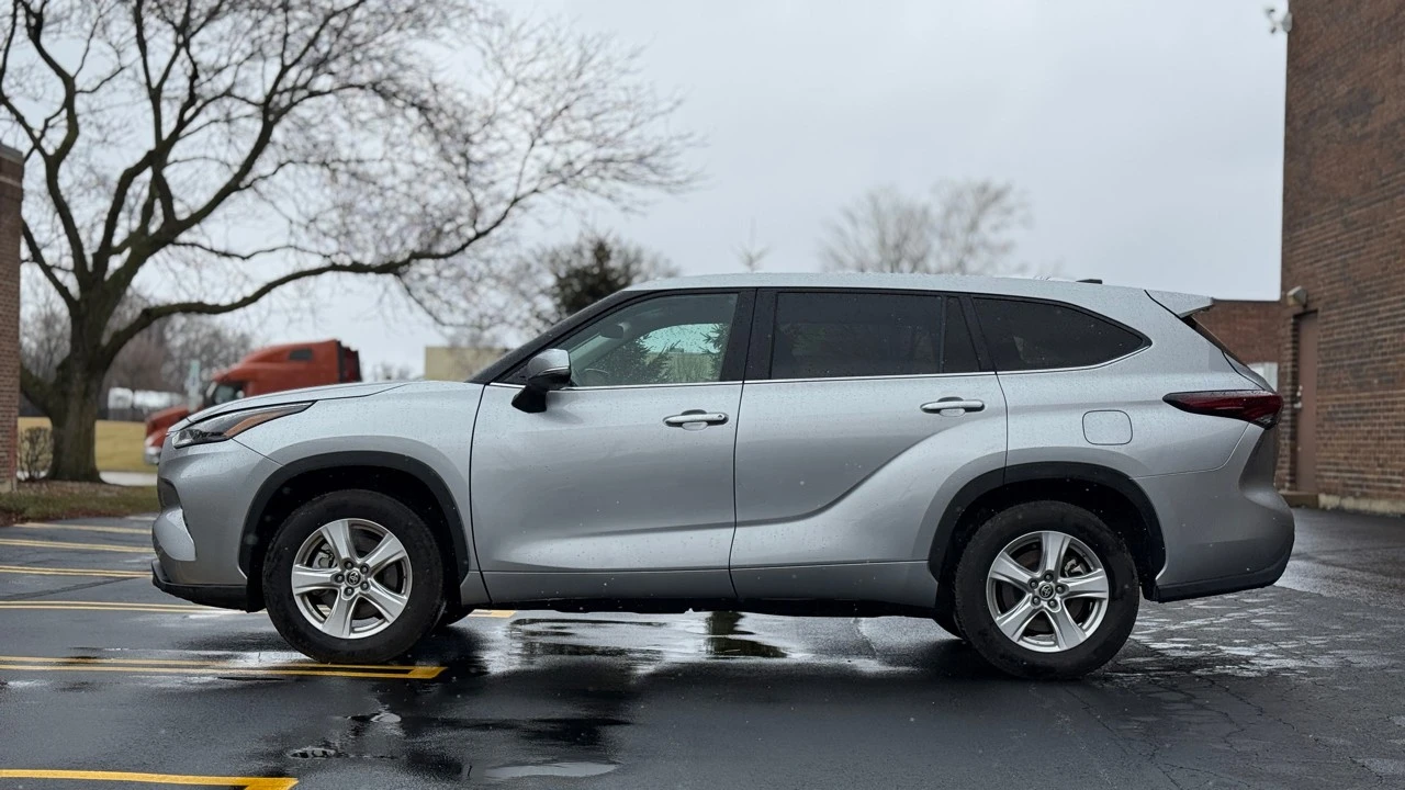 2025 Toyota Highlander - Image 4 of 21