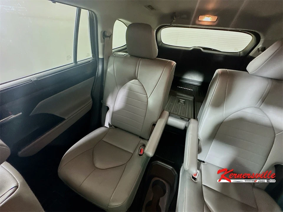 2025 Toyota Highlander - Image 12 of 21