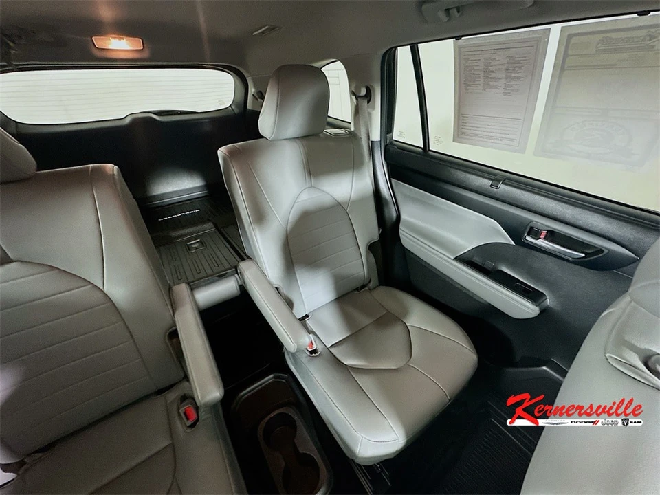 2025 Toyota Highlander - Image 14 of 21