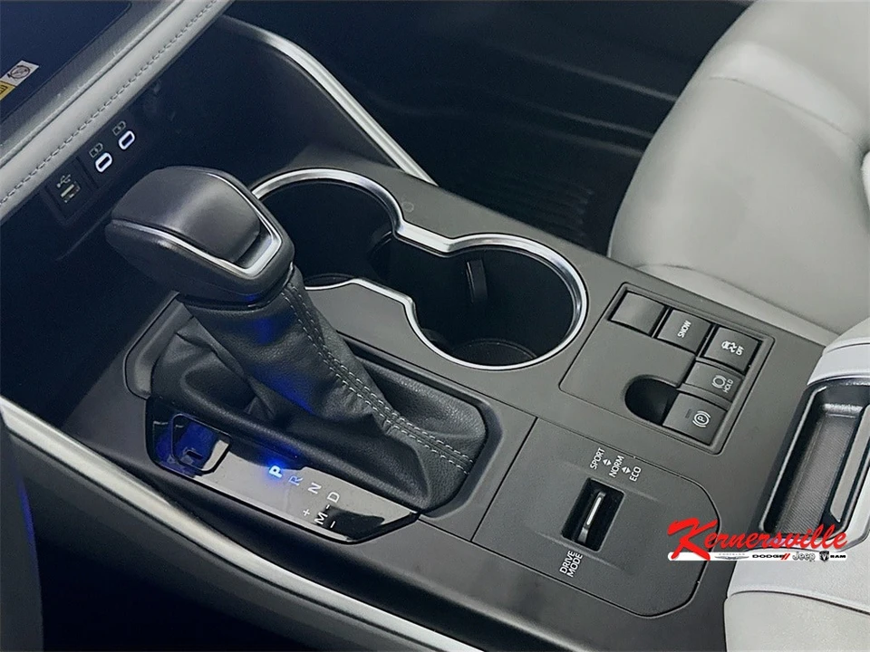 2025 Toyota Highlander - Image 16 of 21