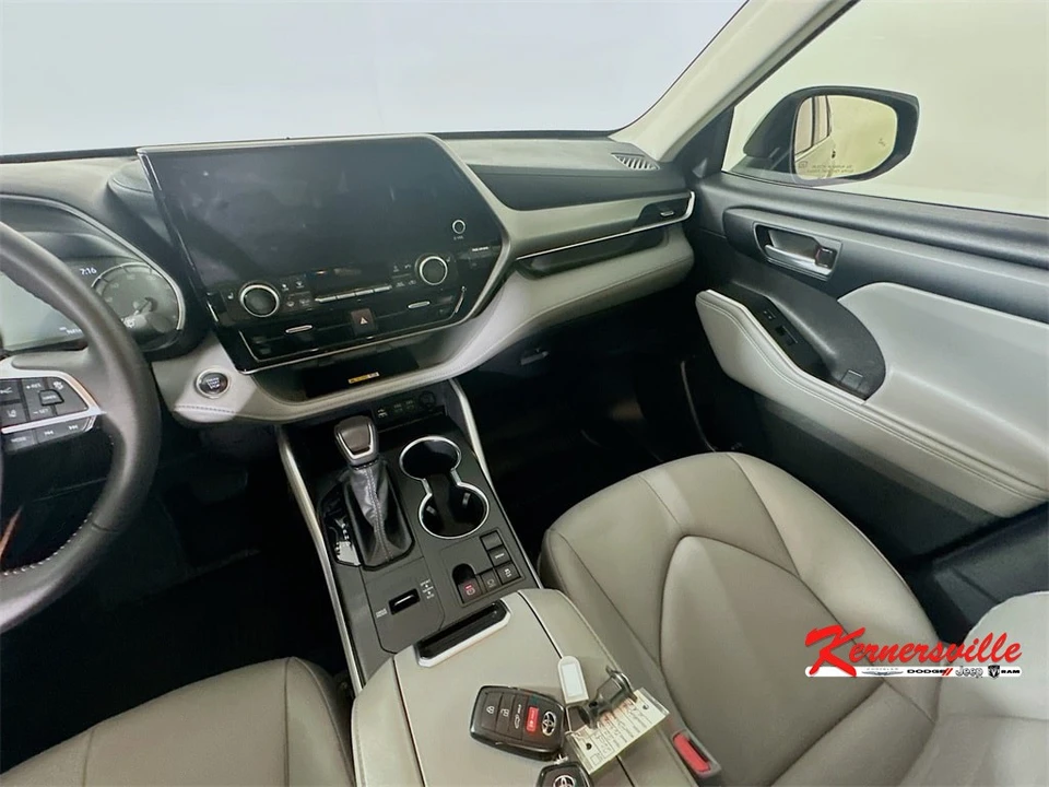 2025 Toyota Highlander - Image 11 of 21