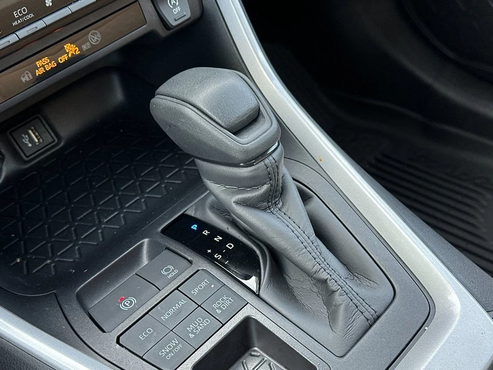 2025 Toyota RAV4 5th Gen - Image 23 of 31