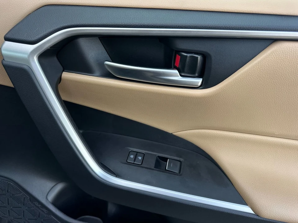 2025 Toyota RAV4 5th Gen - Image 19 of 31