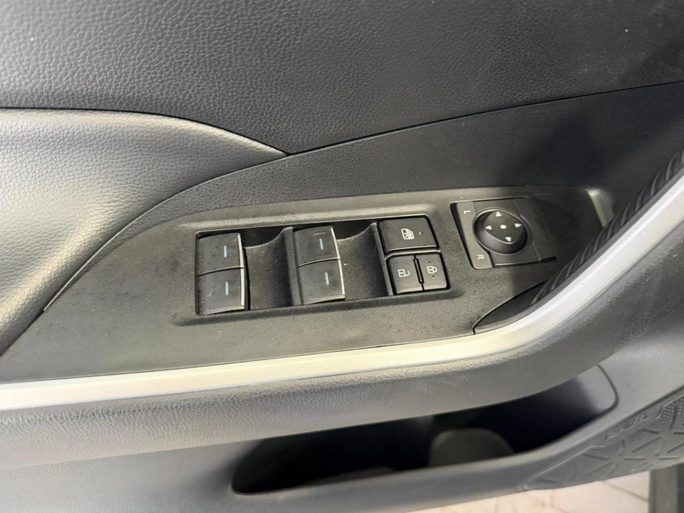 2025 Toyota RAV4 5th Gen - Image 13 of 21