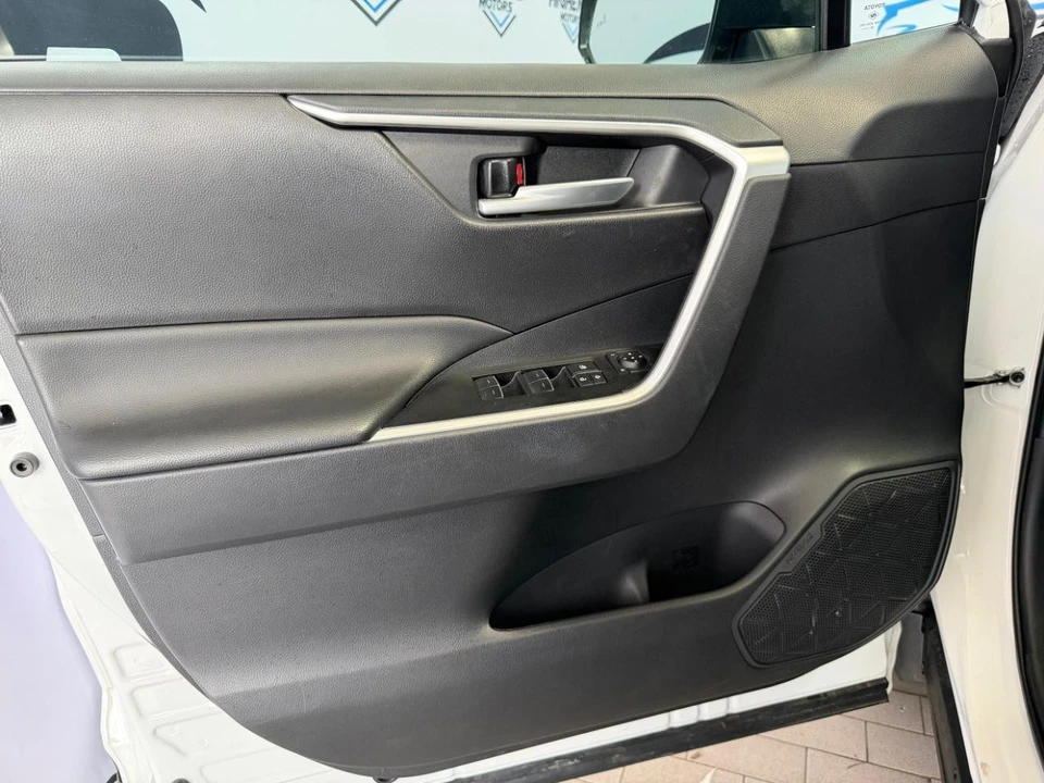 2025 Toyota RAV4 5th Gen - Image 11 of 21