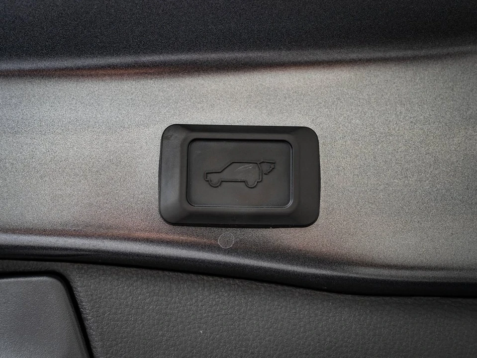 2025 Toyota RAV4 5th Gen - Image 18 of 21