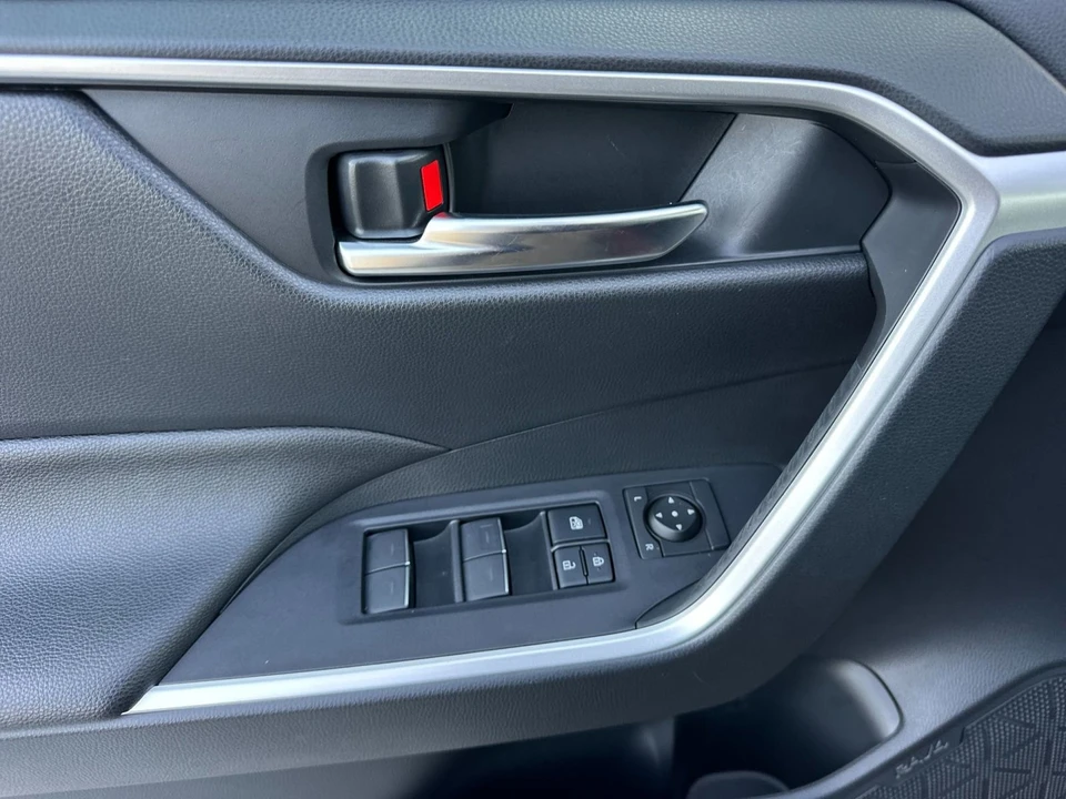 2025 Toyota RAV4 5th Gen - Image 11 of 21