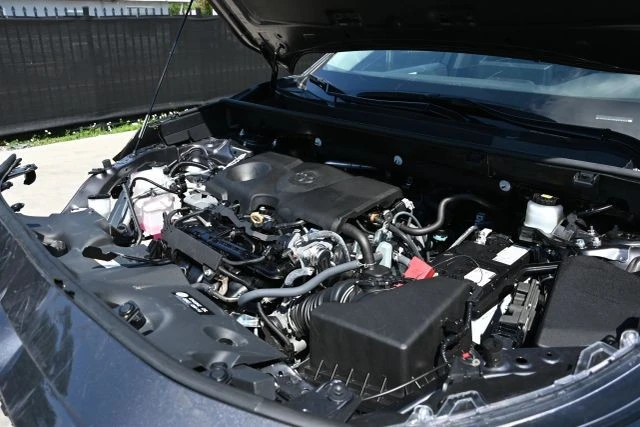 2025 Toyota RAV4 5th Gen - Image 16 of 17