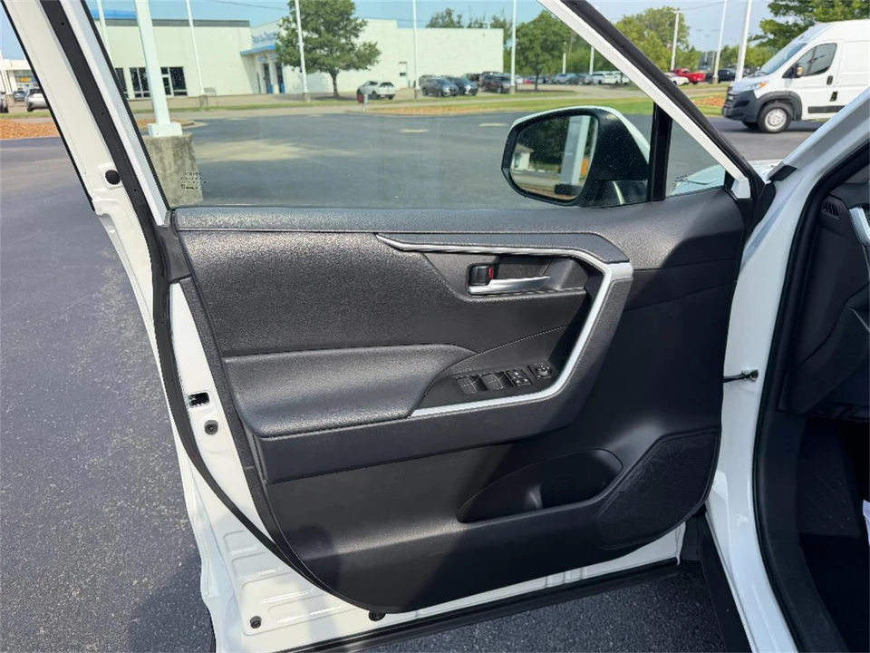 2025 Toyota RAV4 5th Gen - Image 29 of 31