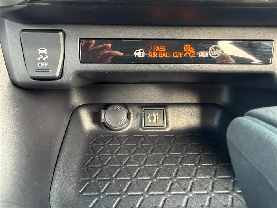 2025 Toyota RAV4 5th Gen - Image 25 of 31