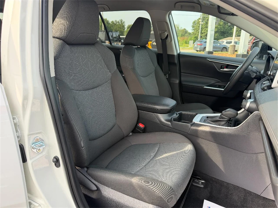2025 Toyota RAV4 5th Gen - Image 16 of 31