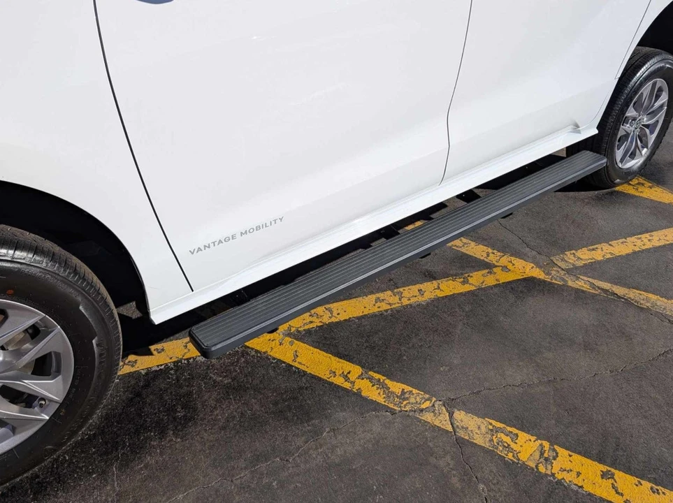 2025 Toyota Sienna 4th Gen - Image 11 of 21