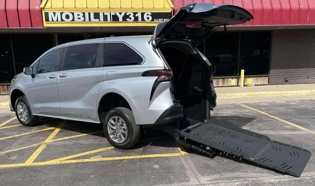 2025 Toyota Sienna 4th Gen - Image 6 of 21