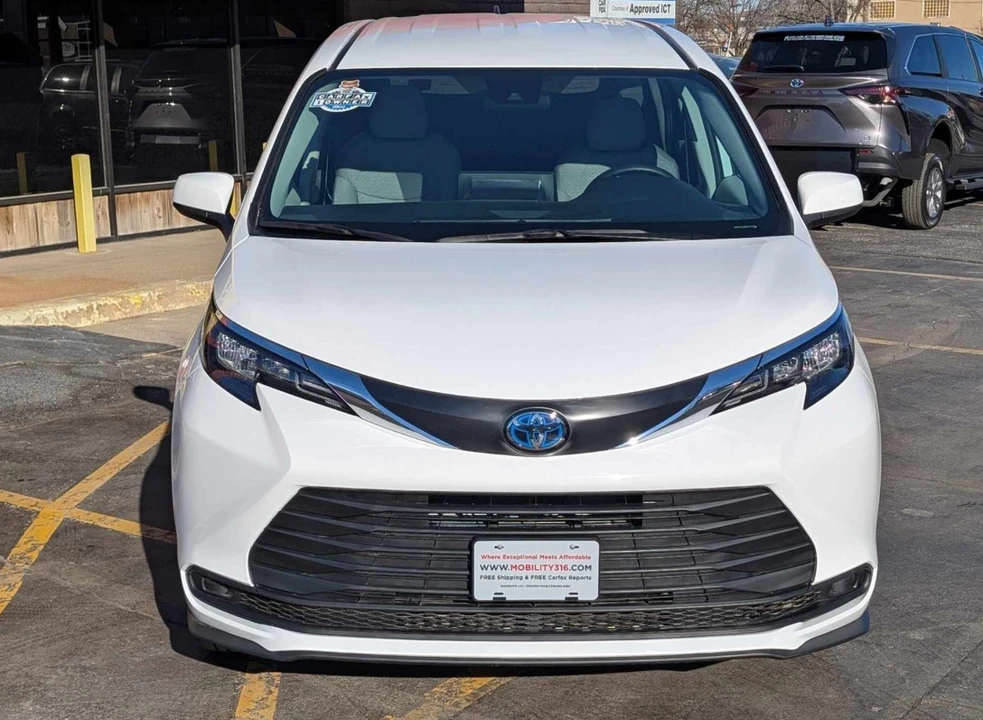 2025 Toyota Sienna 4th Gen - Image 13 of 21