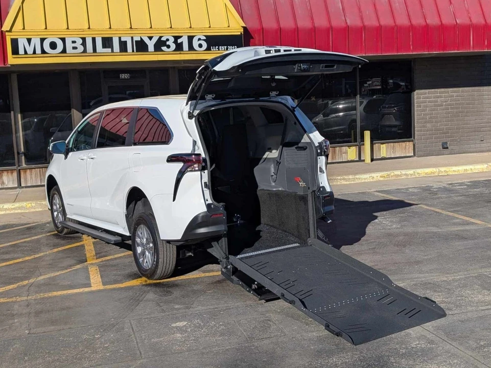 2025 Toyota Sienna 4th Gen - Image 2 of 21