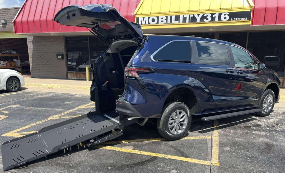 2025 Toyota Sienna 4th Gen - Image 5 of 21