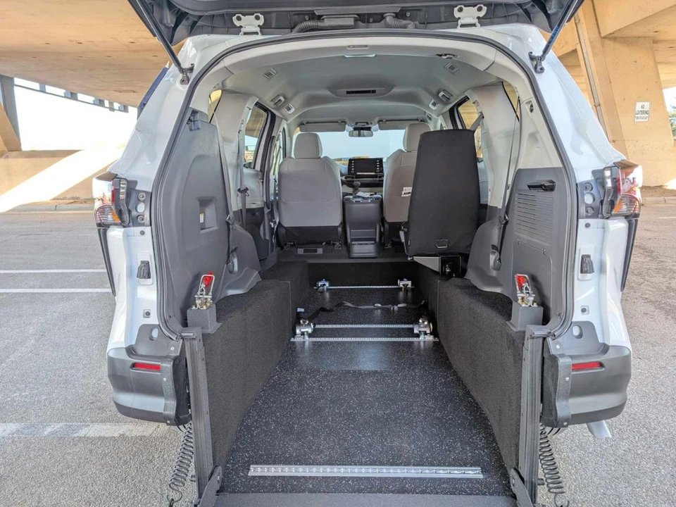 2025 Toyota Sienna 4th Gen - Image 20 of 21