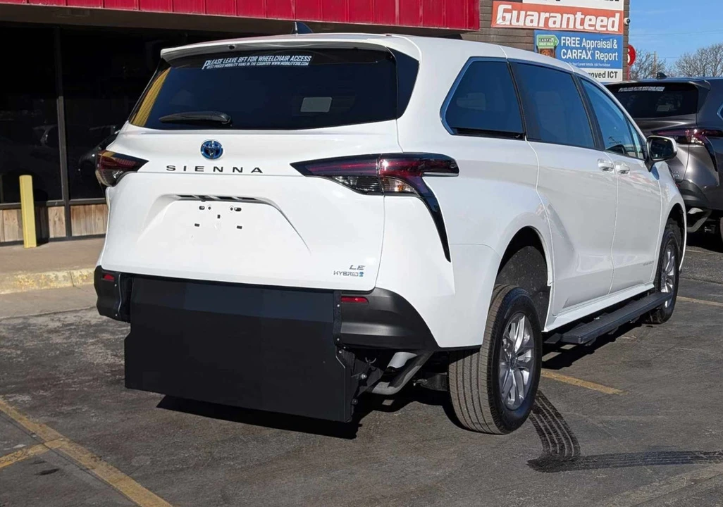 2025 Toyota Sienna 4th Gen - Image 9 of 21