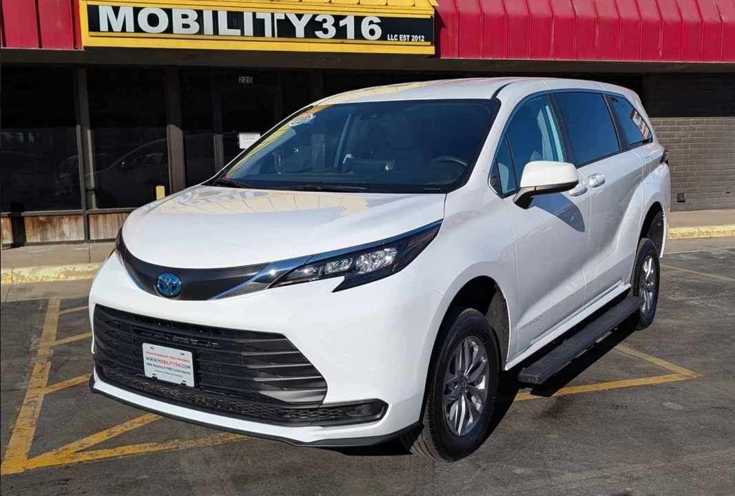 2025 Toyota Sienna 4th Gen - Image 12 of 21