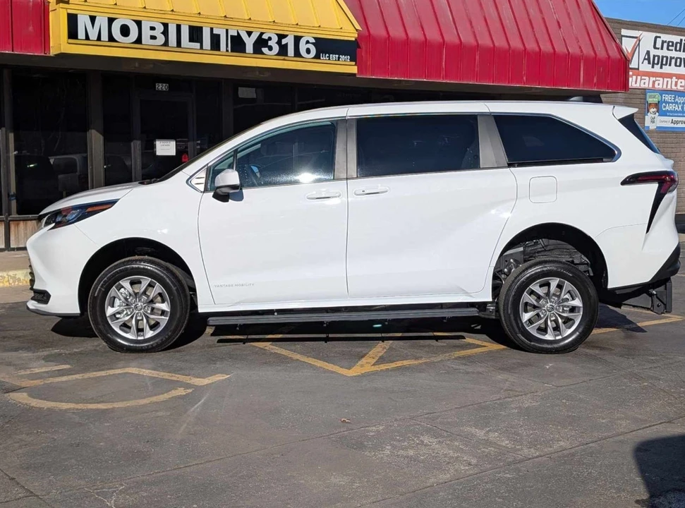 2025 Toyota Sienna 4th Gen - Image 14 of 21
