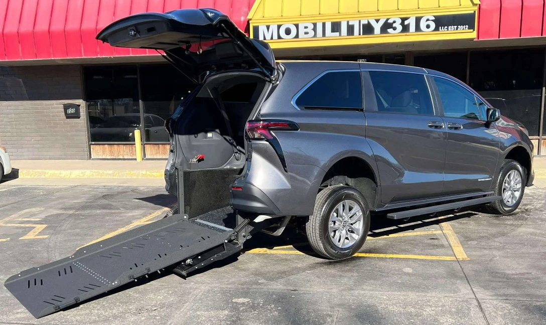 2025 Toyota Sienna 4th Gen - Image 4 of 21