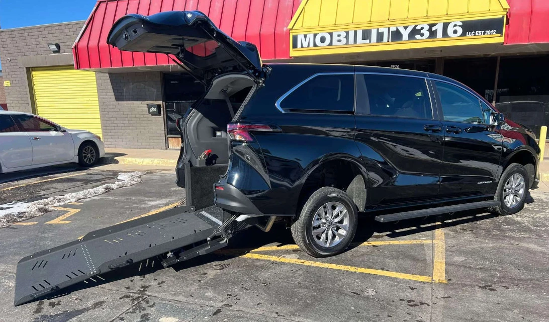 2025 Toyota Sienna 4th Gen - Image 7 of 21